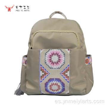 Mochila resistente al agua con bordado étnico hecho a mano.
